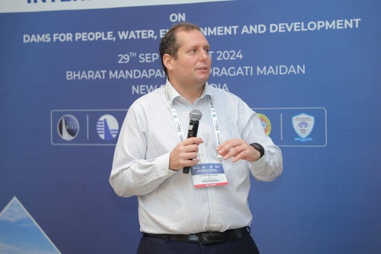 Adrián Morales present courses